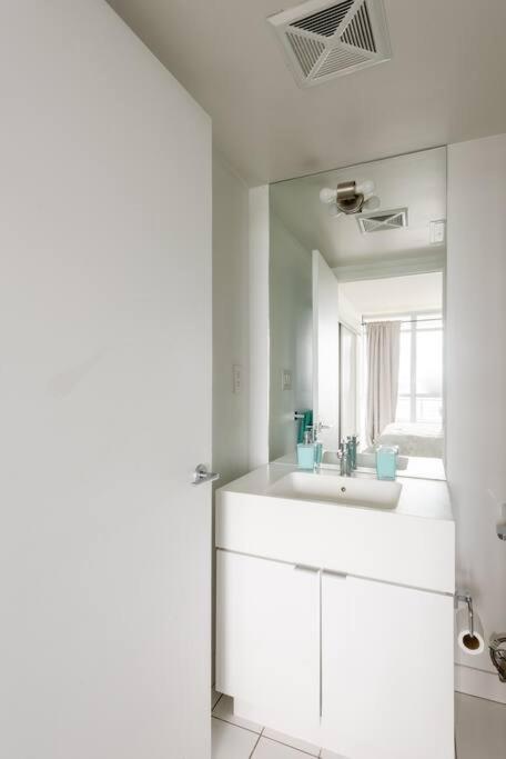 טורונטו Stylish Downtown Lakeview Condo - One Free Parking מראה חיצוני תמונה