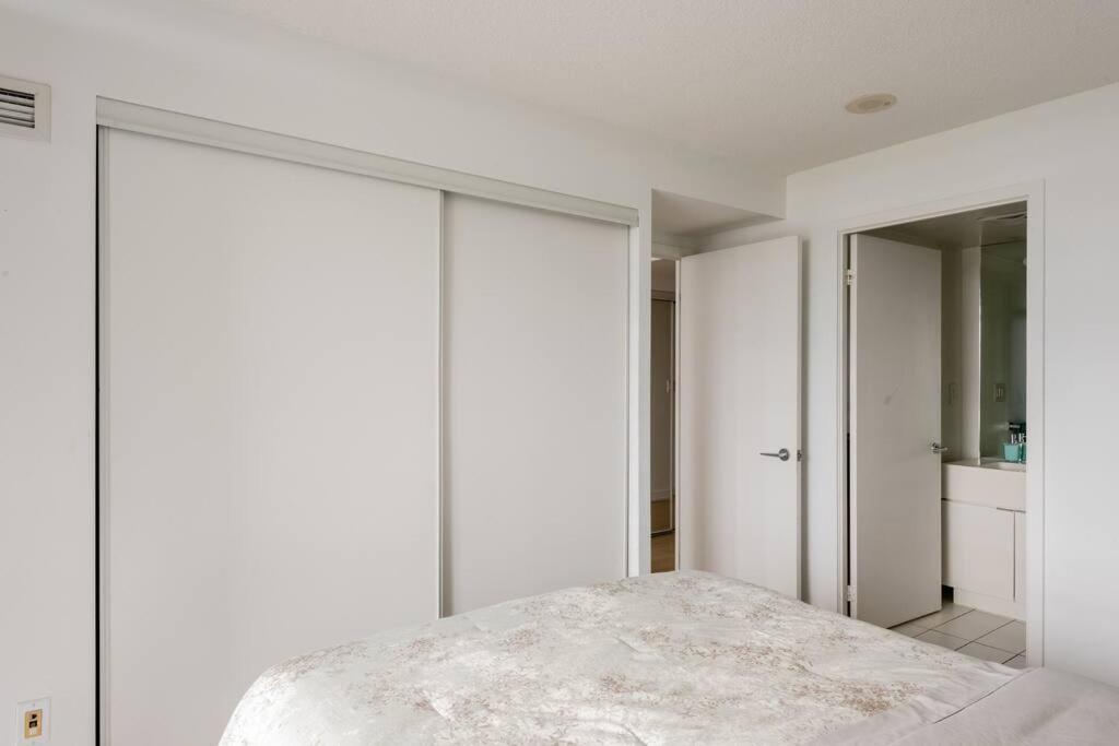 טורונטו Stylish Downtown Lakeview Condo - One Free Parking מראה חיצוני תמונה