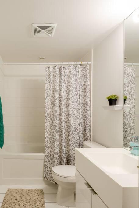 טורונטו Stylish Downtown Lakeview Condo - One Free Parking מראה חיצוני תמונה