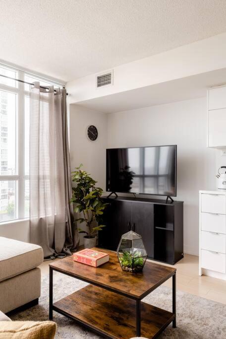 טורונטו Stylish Downtown Lakeview Condo - One Free Parking מראה חיצוני תמונה