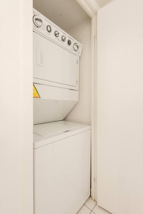 טורונטו Stylish Downtown Lakeview Condo - One Free Parking מראה חיצוני תמונה