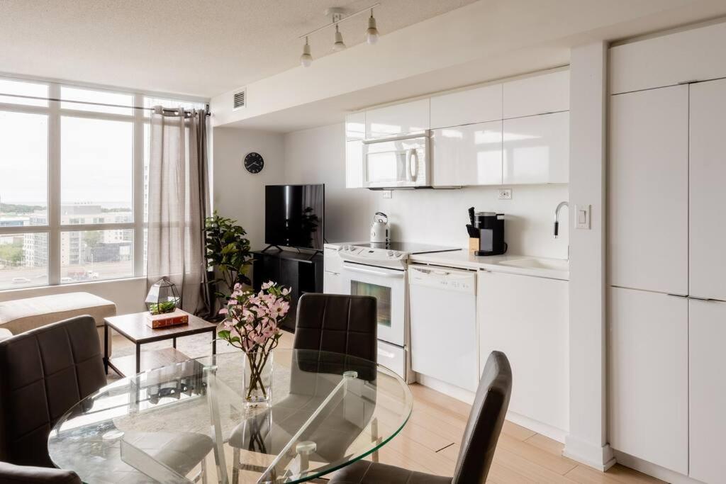טורונטו Stylish Downtown Lakeview Condo - One Free Parking מראה חיצוני תמונה