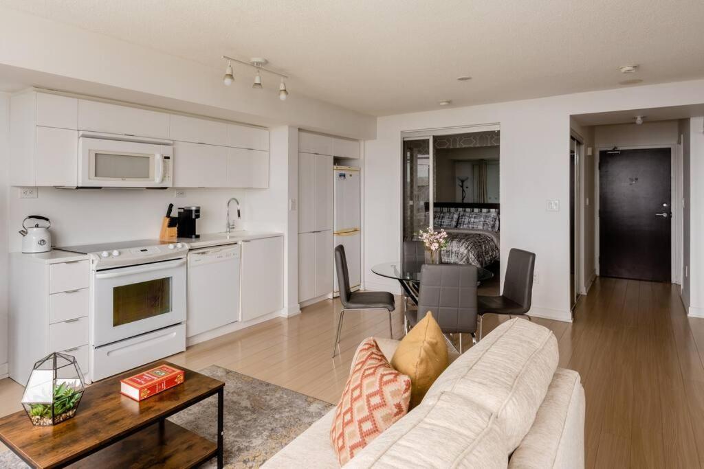 טורונטו Stylish Downtown Lakeview Condo - One Free Parking מראה חיצוני תמונה
