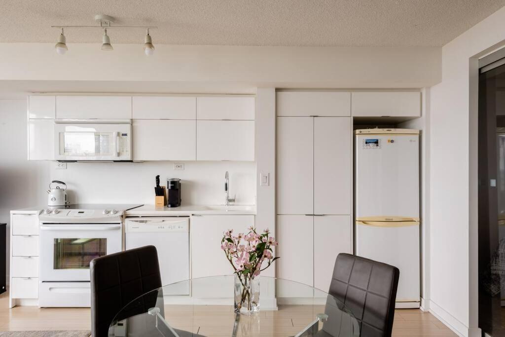 טורונטו Stylish Downtown Lakeview Condo - One Free Parking מראה חיצוני תמונה