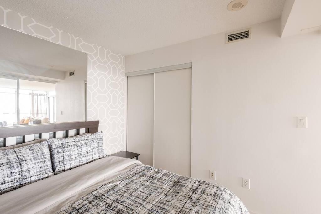 טורונטו Stylish Downtown Lakeview Condo - One Free Parking מראה חיצוני תמונה