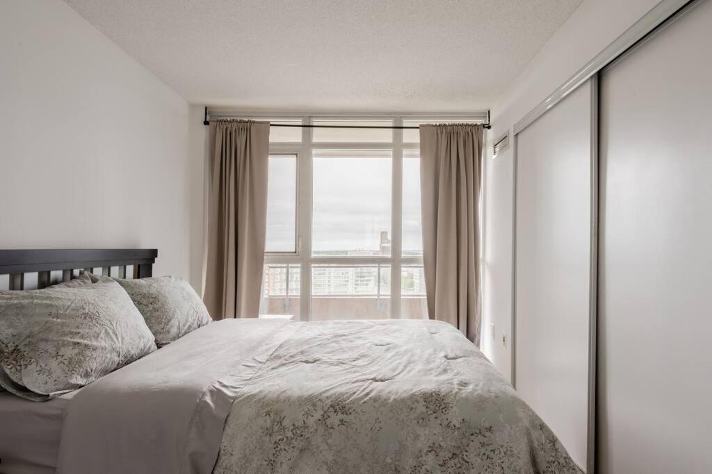 טורונטו Stylish Downtown Lakeview Condo - One Free Parking מראה חיצוני תמונה