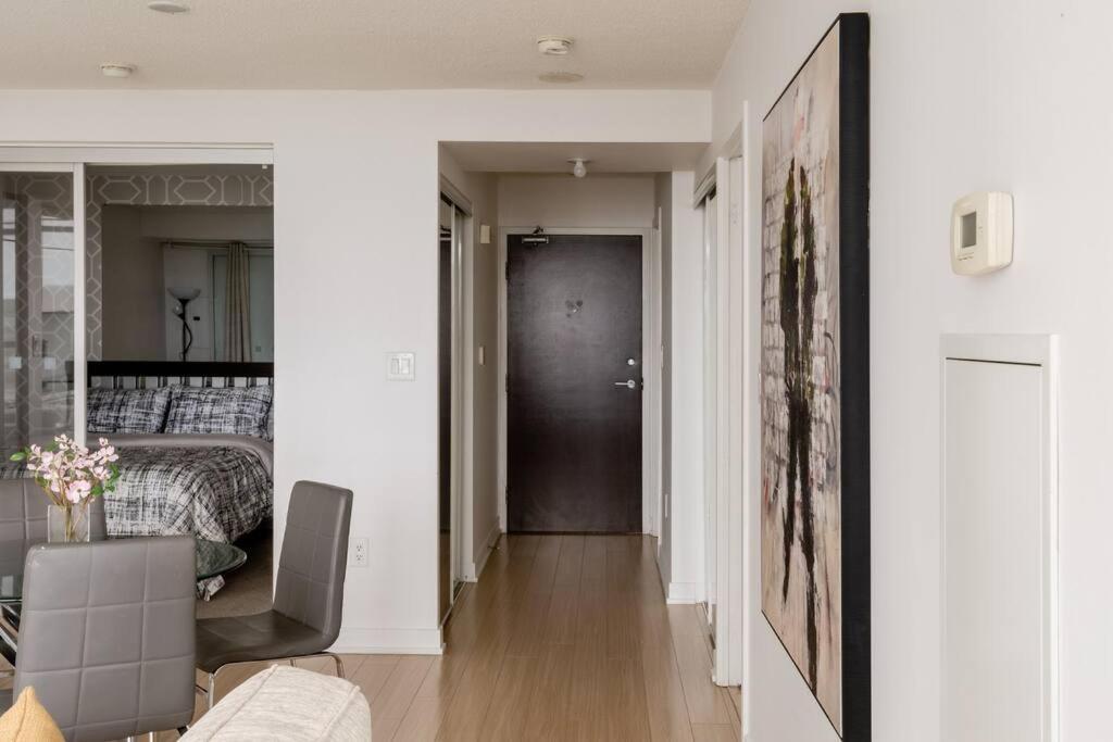 טורונטו Stylish Downtown Lakeview Condo - One Free Parking מראה חיצוני תמונה