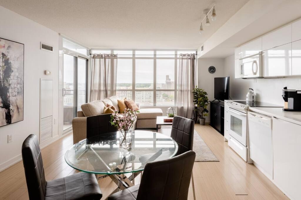טורונטו Stylish Downtown Lakeview Condo - One Free Parking מראה חיצוני תמונה