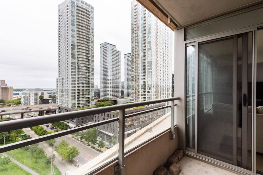 טורונטו Stylish Downtown Lakeview Condo - One Free Parking מראה חיצוני תמונה