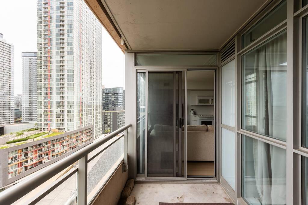 טורונטו Stylish Downtown Lakeview Condo - One Free Parking מראה חיצוני תמונה