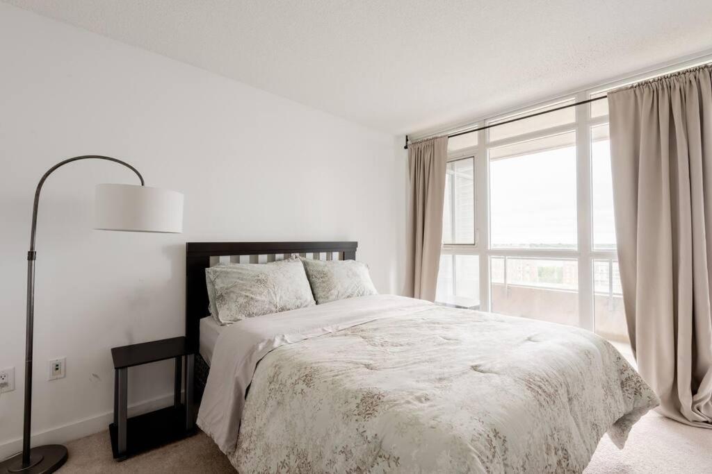 טורונטו Stylish Downtown Lakeview Condo - One Free Parking מראה חיצוני תמונה