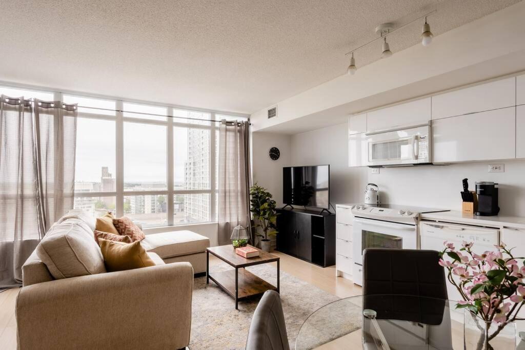 טורונטו Stylish Downtown Lakeview Condo - One Free Parking מראה חיצוני תמונה