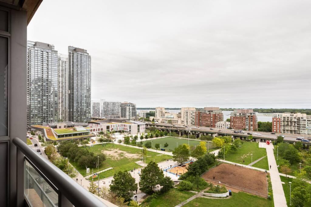 טורונטו Stylish Downtown Lakeview Condo - One Free Parking מראה חיצוני תמונה
